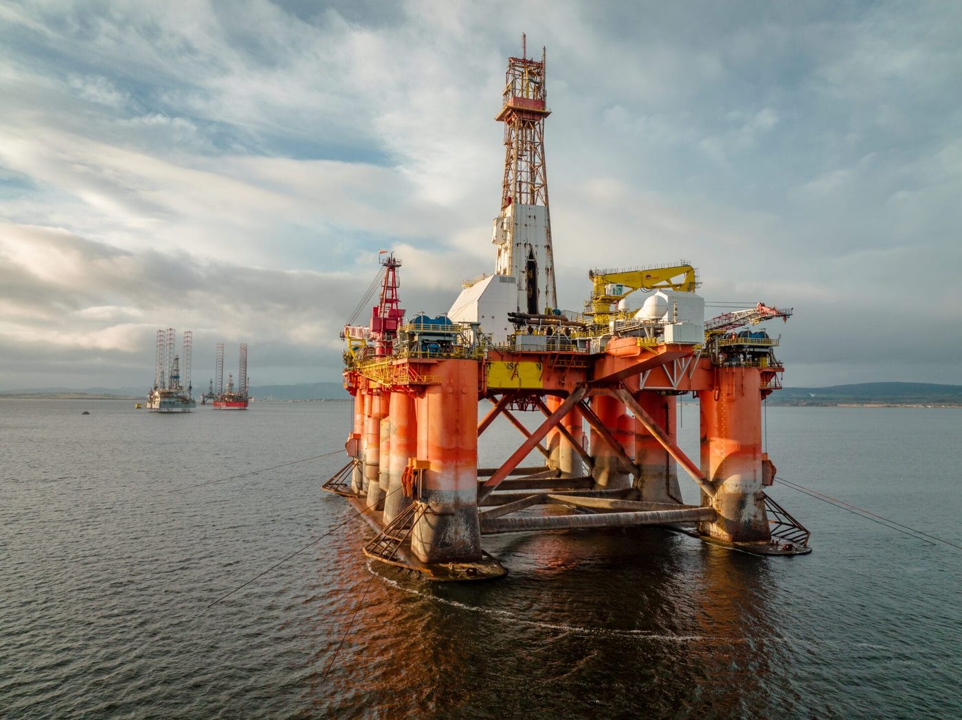 Offshore-platform på havet